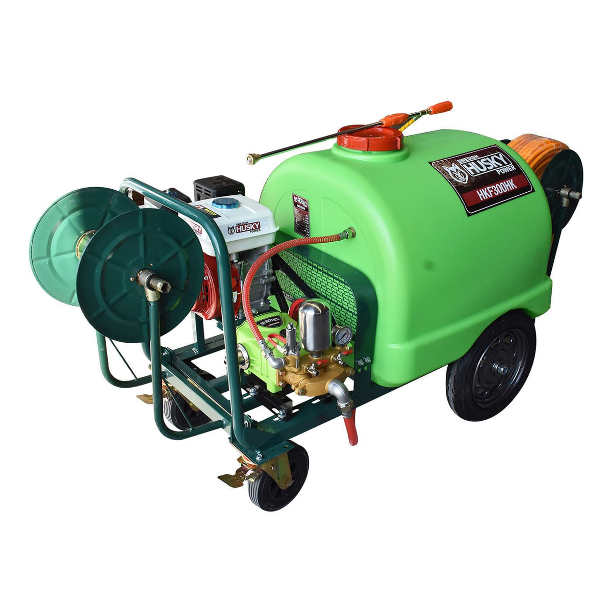 Fumigadora de pistones Husky Power HKF300HK de 300 L con motor 6.5 HP, vista en tres cuartos.