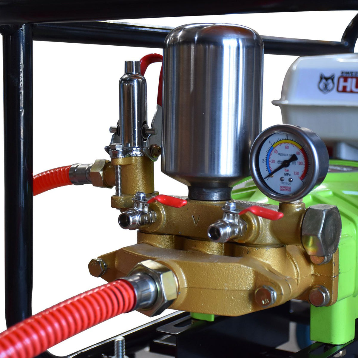 Fumigadora de pistones Husky Power HKF365HK con motor 6.5 HP, detalle de bomba de pistones.
