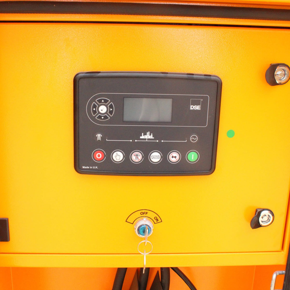 Generador estacionario TDK TDKGE97K de 78 kW / 97 kVA, detalle del panel de control.
