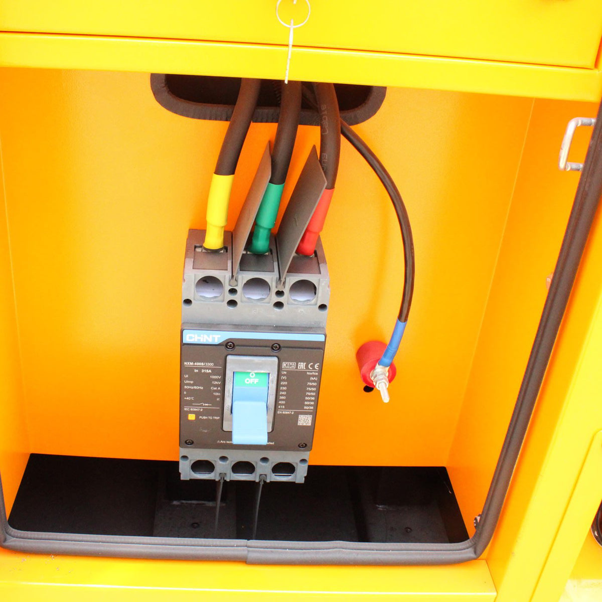 Generador estacionario TDK TDKGE97K de 78 kW / 97 kVA, detalle del interruptor de potencia.